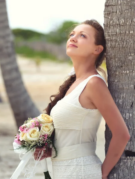 Portrét Snové nevěsta v bílém, s krásnou kytici o — Stock fotografie