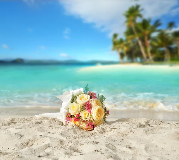 Ramo de boda de rosas en la orilla de una playa tropical en el —  Fotos de Stock
