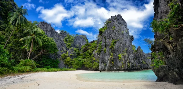 Praia "selvagem" bonita entre as rochas de El Nido.Filipinas — Fotografia de Stock