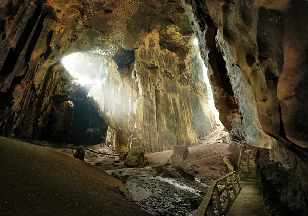 One of the most beautiful caves of Borneo Gomantong that they li — Stock Photo, Image