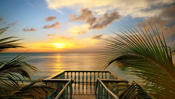 Der Blick von den Terrassen auf den wunderschönen Sonnenuntergang am Strand. lizenzfreie Stockbilder