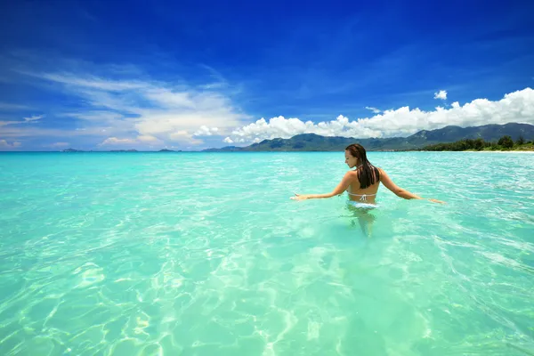 Donna in bikini sulla spiaggia tropicale — Foto Stock