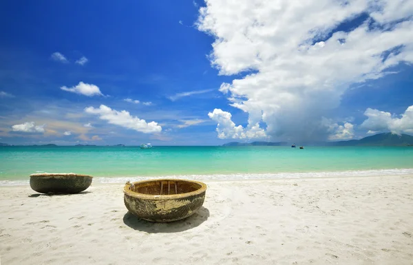 Bateaux traditionnels vietnamiens sur la plage — Photo