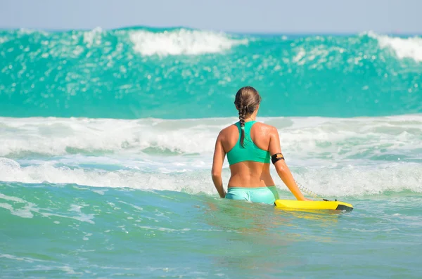 Surfer girl - lichaam surfen strand vrouw lachen plezier — Stockfoto
