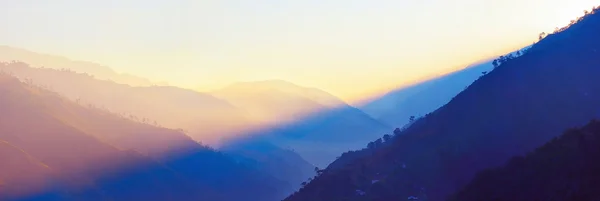 Панорамный вид на восход солнца в горах Гватемалы . — стоковое фото