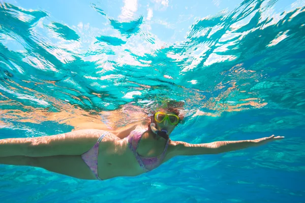Aventura submarina de una joven en el mar tropical — Foto de Stock