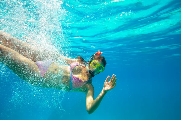 Undervattensbuller skjuta av en ung dam som snorkling — Stockfoto