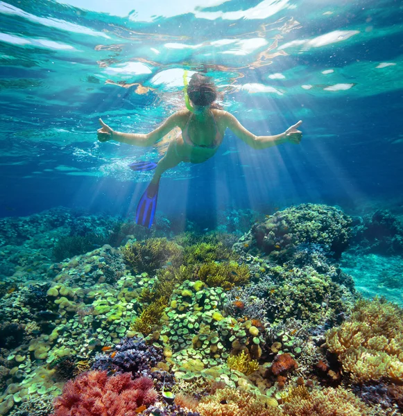 Unterwasseraufnahme einer Frau beim Schnorcheln in der Sonne — Stockfoto