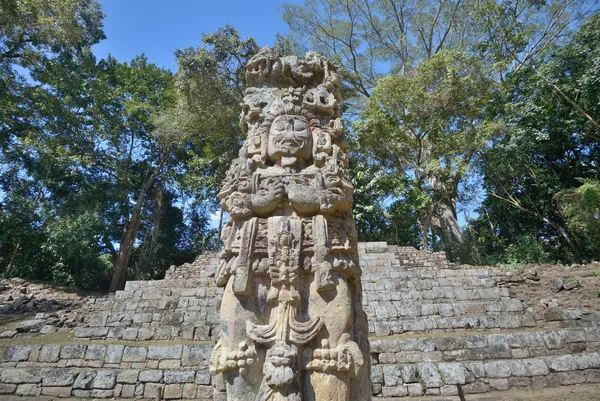 Pyramida v starověké mayské město copan v Hondurasu. — Stock fotografie