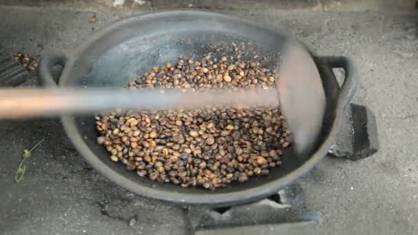 Traditionele koffie bonen roosteren in metalen bekken met lepel. Bali, Indonesië. — Stockvideo