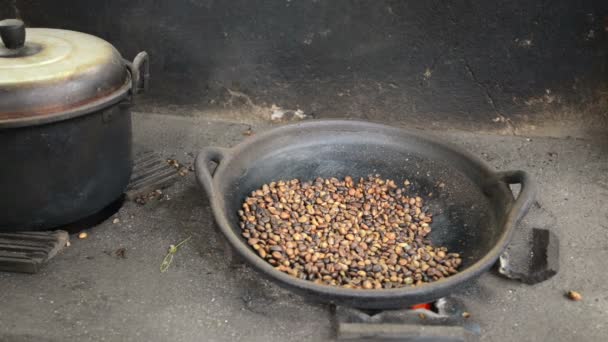 Hagyományos kávébab pörkölés fém-medencében kanállal. Bali, Indonézia. — Stock videók