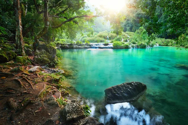 Nemzeti park lépcsőzetesen guatemala semuc champey, naplementekor. — Stock Fotó