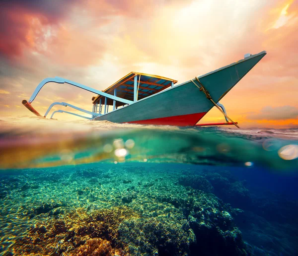 Barco de mergulho ao pôr do sol — Fotografia de Stock