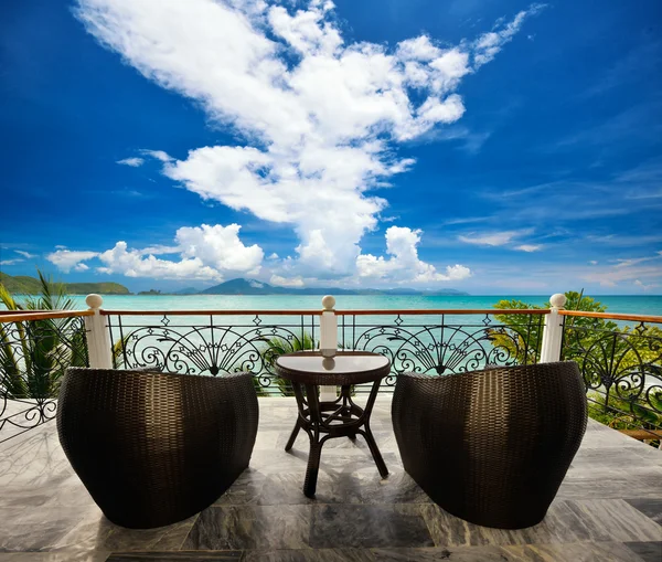 Salon terrasse avec fauteuils en rotin et vue sur la mer . — Photo