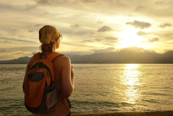 Fille avec un sac à dos rêves de voyage — Photo