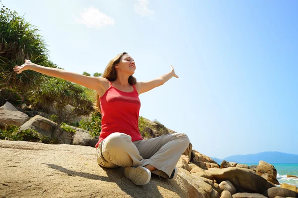 Jeune femme se reposant sur le bord d'une falaise . — Photo