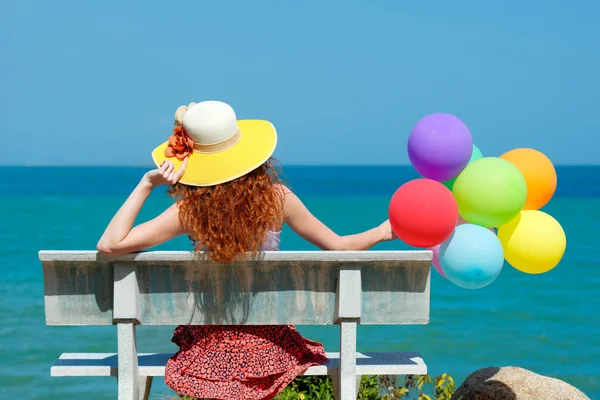 Ευτυχισμένη γυναίκα με καπέλο με μπαλόνια — Φωτογραφία Αρχείου