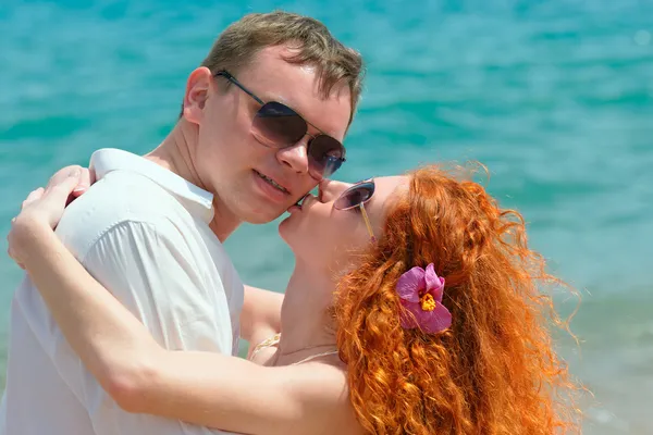 Loving couple at the beach — Stock Photo, Image