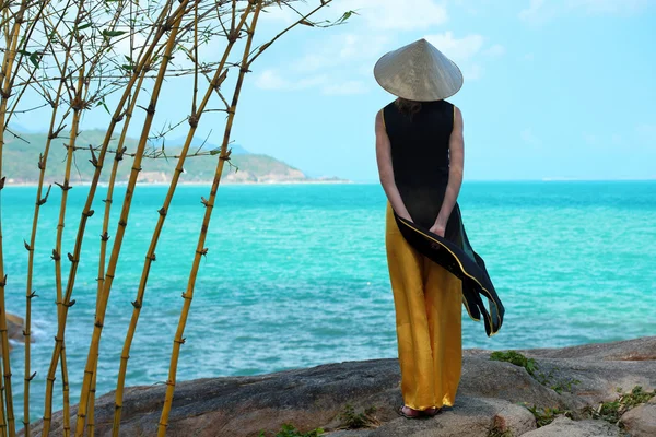 Junge vietnamesische Frau in traditioneller Kleidung — Stockfoto