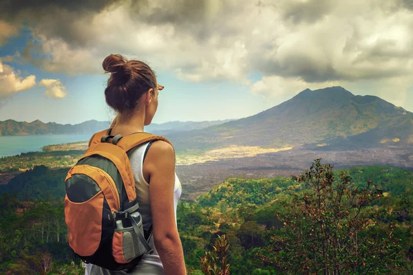 Senhora turista com uma mochila — Fotografia de Stock