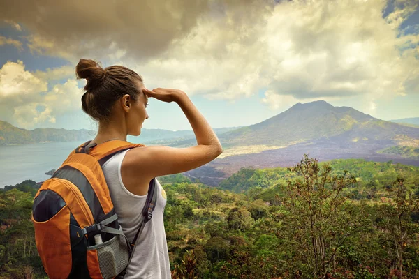 Kvinna traveler tittar på vulkanen batur. Indonesien — Stockfoto