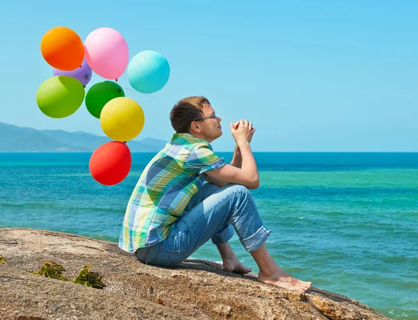 Homem pensando e observando o mar na praia — Fotografia de Stock