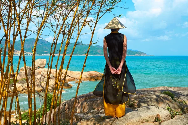 Jovem mulher vietnamita em roupas tradicionais — Fotografia de Stock