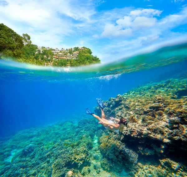 Tarjeta de viaje con una mujer flotando sobre un fondo de islán verde — Foto de Stock