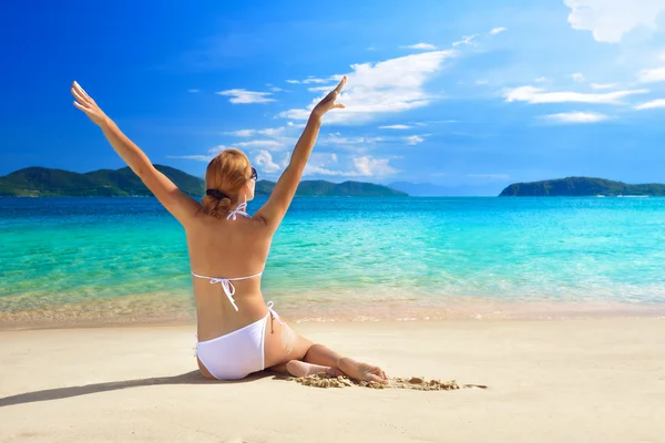 Mujer bonita de buen humor tomando el sol en la playa de arena blanca —  Fotos de Stock