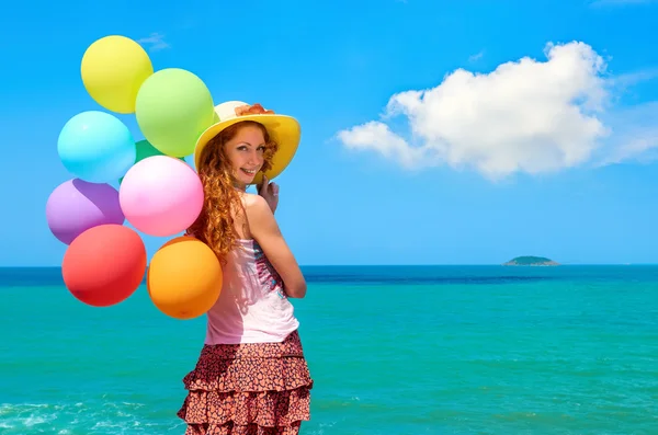 Glückliches junges Mädchen am Strand — Stockfoto