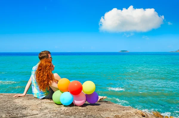 Young beautiful couple in love sitting  coast while honeymoon — Stock Photo, Image