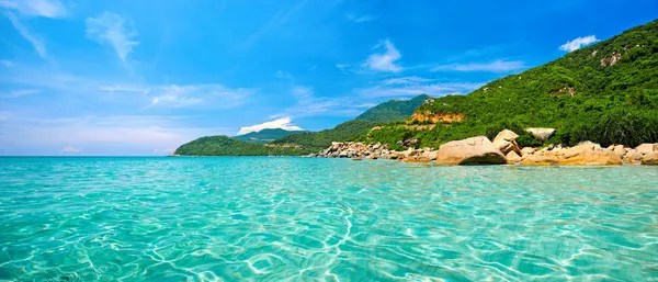 Vue panoramique d'une plage tropicale . — Photo