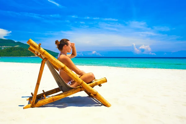 Romantique attrayant jeune femme sur la plage en regardant le beau — Photo