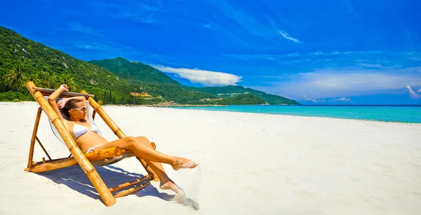 Vue panoramique sur la plage avec une jolie femme bronzant — Photo