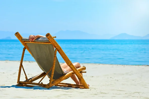 Egy gyönyörű, fehér strand pihentető nő. — Stock Fotó