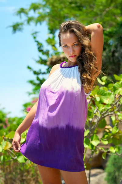 Mujer joven al aire libre retrato. — Foto de Stock