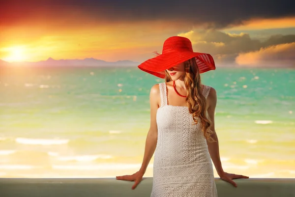 Beautiful romantic model in red hat with red lips looking at cam — Stock Photo, Image