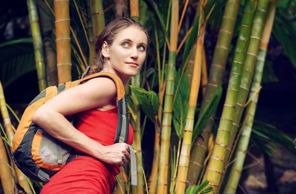 Unga turist med ryggsäck i tropisk skog — Stockfoto