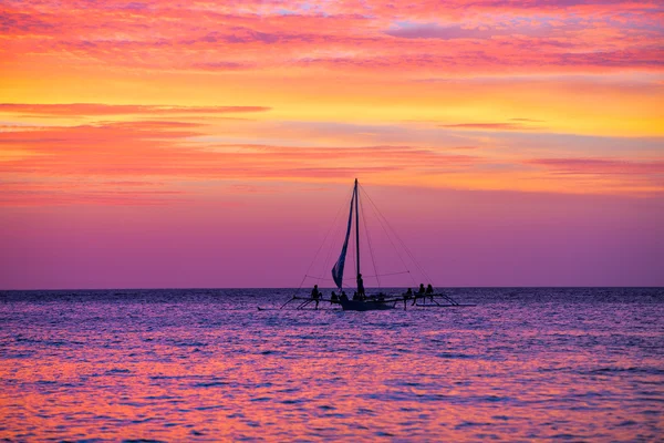 Barco à vela no belo pôr do sol — Fotografia de Stock