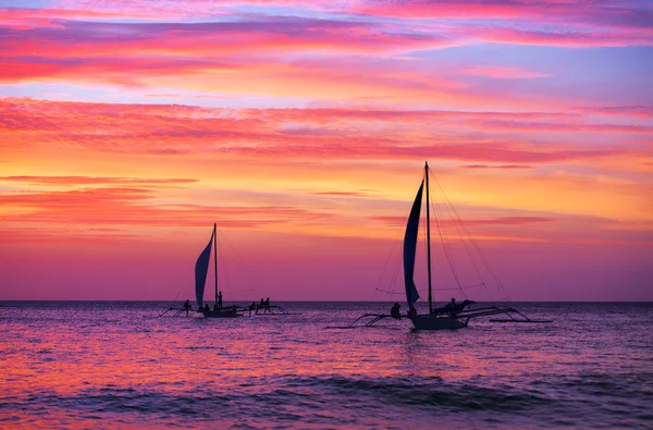 Två segelbåt i den vackra solnedgången — Stockfoto
