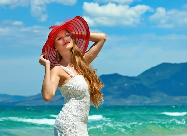 समुद्र तट पर खुश महिला अपनी गर्मियों की छुट्टियों का आनंद ले रही है — स्टॉक फ़ोटो, इमेज