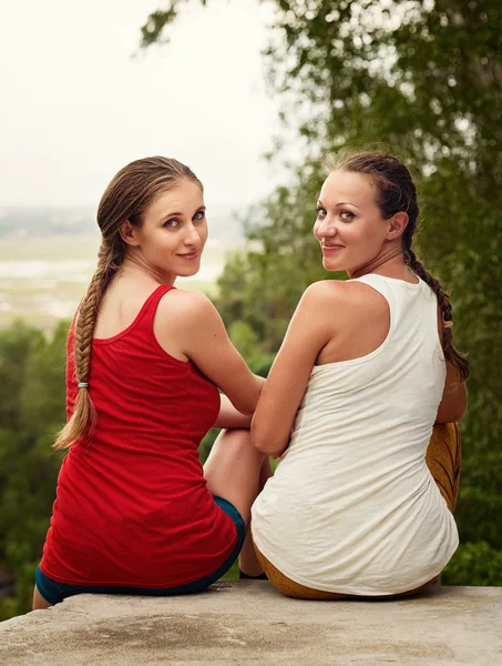 Koncepcja przyjaźni, szczęście i ludzi - dwie dziewczyny uśmiechający się obecnie — Zdjęcie stockowe