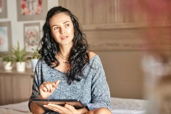 Jeune femme attrayante avec une tablette dans l'intérieur moderne Images De Stock Libres De Droits