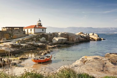 kırmızı tekne ve deniz feneri