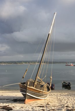 Arousa Adası'nda karaya yelkenli