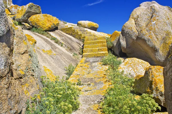 Weg zwischen Felsen — Stockfoto