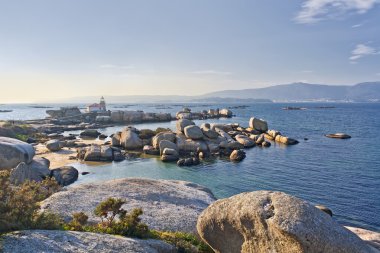 kayalar ve deniz feneri