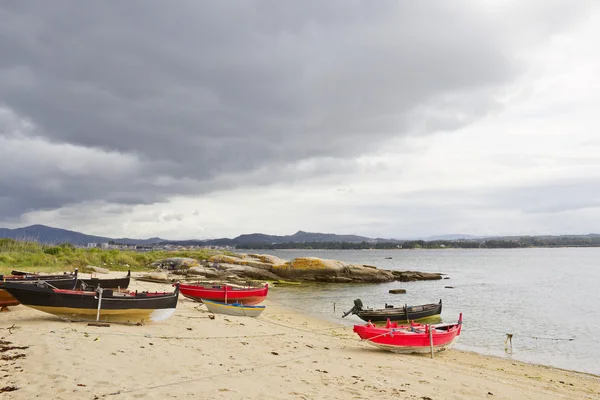 Båtar på stranden — Stockfoto