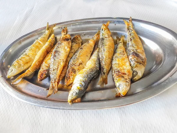 Gefrituurde Sardines Geserveerd Een Metalen Dienblad — Stockfoto