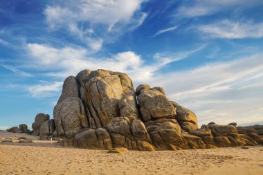 Kara kaya, O Grove, Galiçya 'da San Vicente sahilinde bulunan bir granit türüdür.